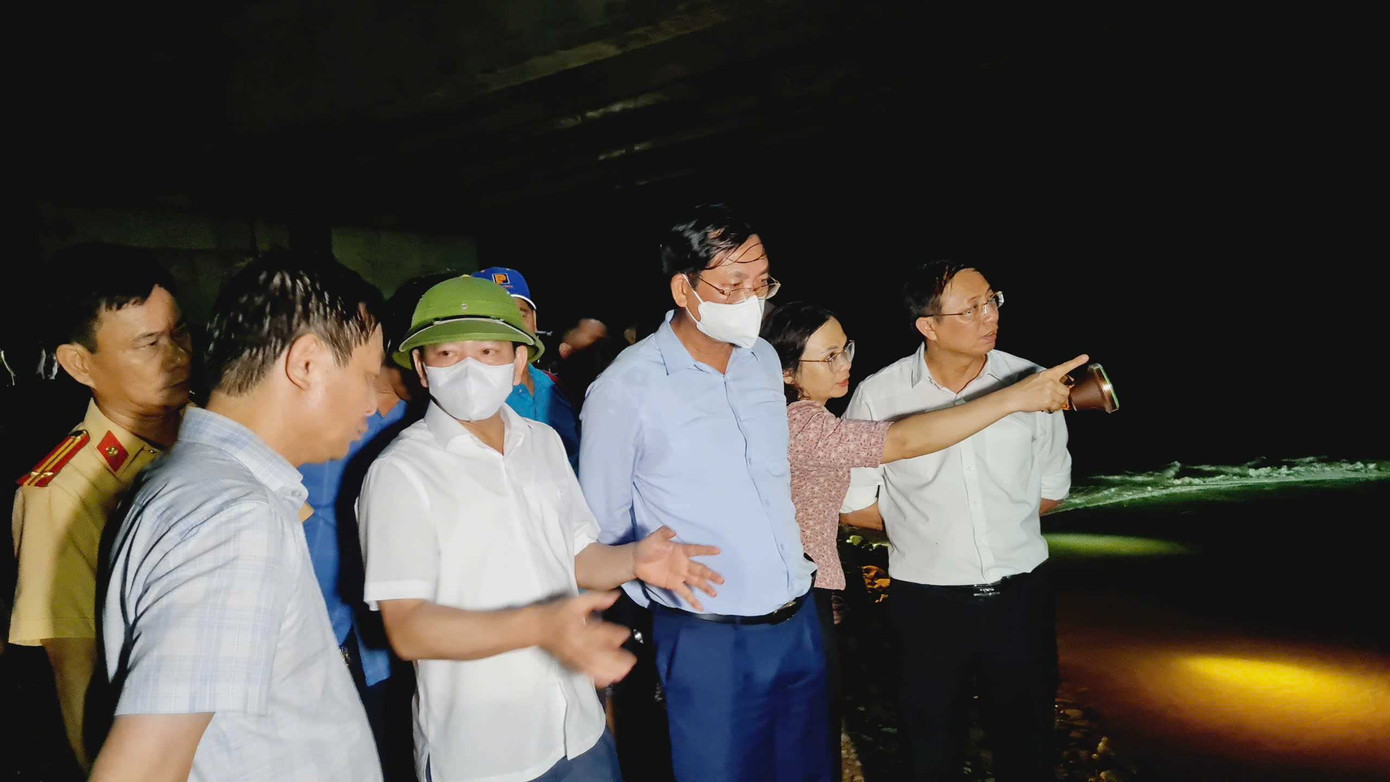 Lãnh đạo địa phương trắng đêm chỉ đạo công tác tìm kiếm cứu nạn. Lãnh đạo địa phương trắng đêm chỉ đạo công tác tìm kiếm cứu nạn.