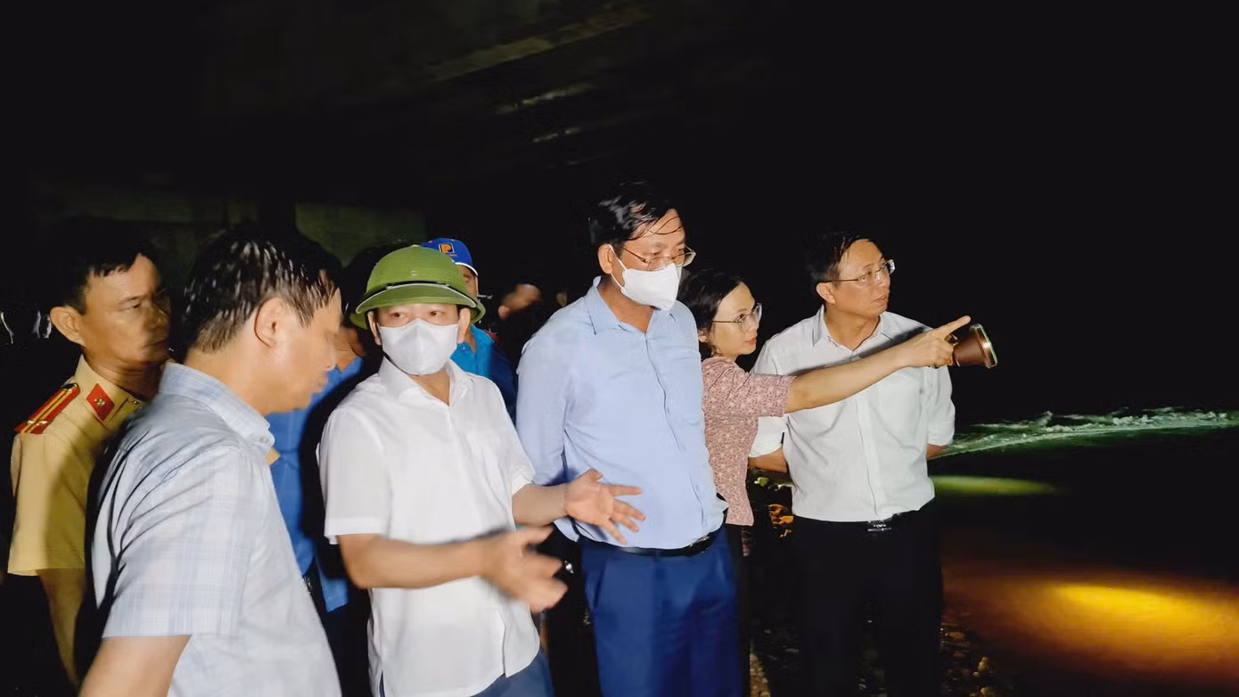 Lãnh đạo địa phương trắng đêm chỉ đạo công tác tìm kiếm cứu nạn. Lãnh đạo địa phương trắng đêm chỉ đạo công tác tìm kiếm cứu nạn.