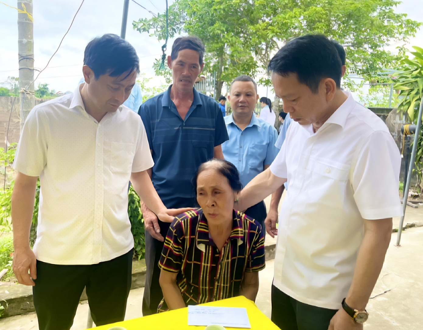 Lãnh đạo huyện Hải Hà thăm, động viên và trao hỗ trợ của tỉnh, của huyện cho gia đình có nạn nhân tử vong. Lãnh đạo huyện Hải Hà thăm, động viên và trao hỗ trợ của tỉnh, của huyện cho gia đình có nạn nhân tử vong.