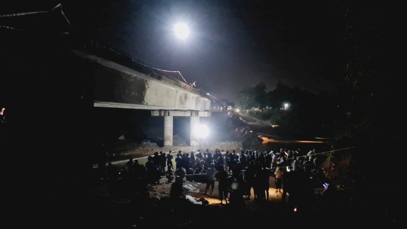 Đêm 21/5, rất đông người dân và lực lượng chức năng có mặt tại đập Hải An, xã Quảng Thành, huyện Hải Hà để triển khai công tác tìm kiếm. Đêm 21/5, rất đông người dân và lực lượng chức năng có mặt tại đập Hải An, xã Quảng Thành, huyện Hải Hà để triển khai công tác tìm kiếm.