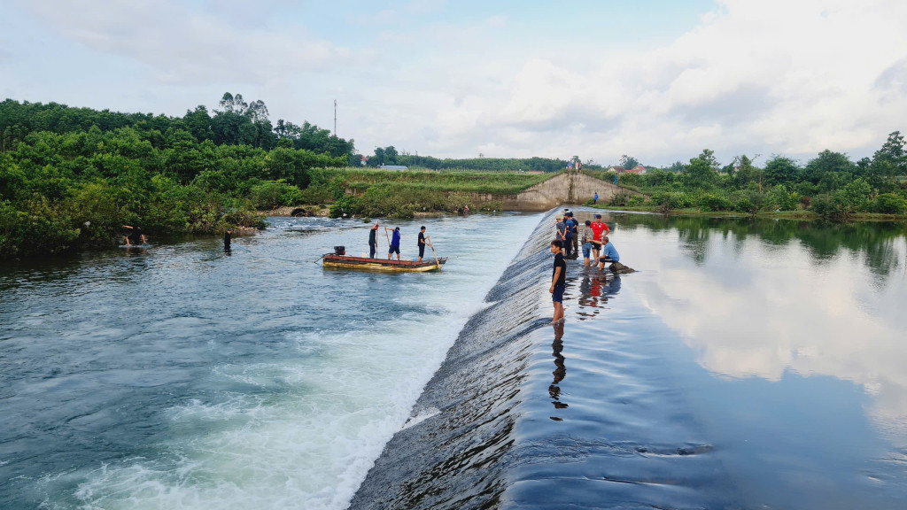 Đến sáng 22/5, 2 nạn nhân mất tích vẫn chưa được tìm thấy. Đến sáng 22/5, 2 nạn nhân mất tích vẫn chưa được tìm thấy.