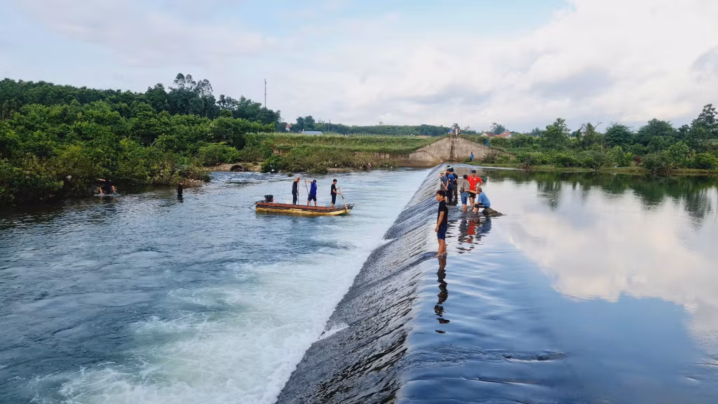 Đến sáng 22/5, 2 nạn nhân mất tích vẫn chưa được tìm thấy. Đến sáng 22/5, 2 nạn nhân mất tích vẫn chưa được tìm thấy.