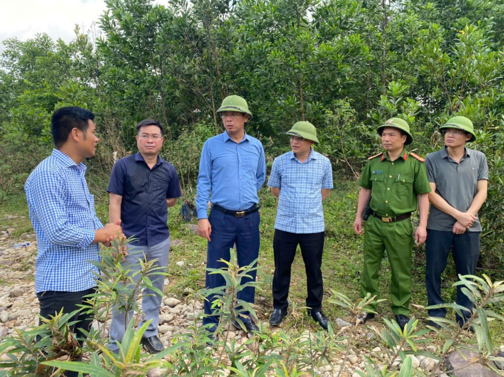 Lãnh đạo địa phương vẫn trực tiếp chỉ đạo công tác tìm kiếm tại hiện trường. Lãnh đạo địa phương vẫn trực tiếp chỉ đạo công tác tìm kiếm tại hiện trường.