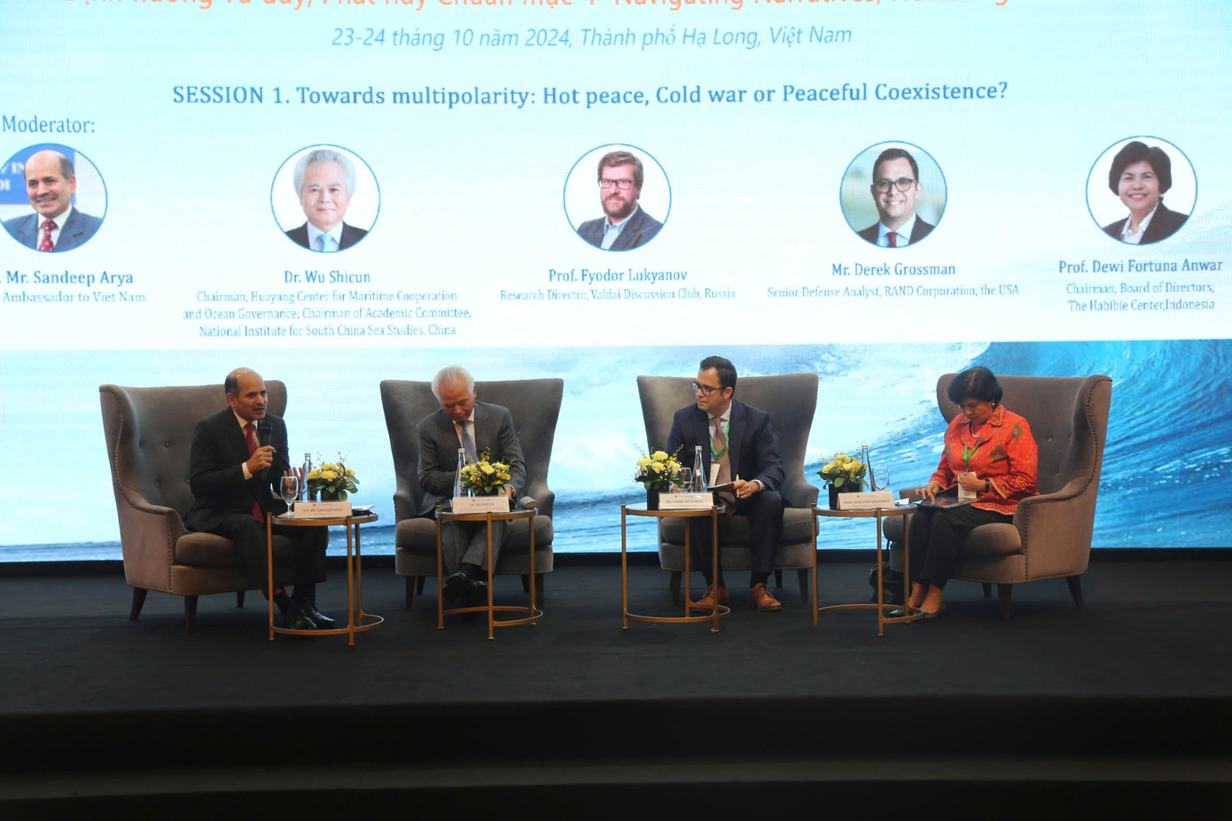 Các đại biểu bàn về chủ đề hướng tới trật tự đa cực: “Hòa bình nóng”, “Chiến tranh lạnh” hay “Cùng tồn tại hòa bình”. Các đại biểu bàn về chủ đề hướng tới trật tự đa cực: “Hòa bình nóng”, “Chiến tranh lạnh” hay “Cùng tồn tại hòa bình”.