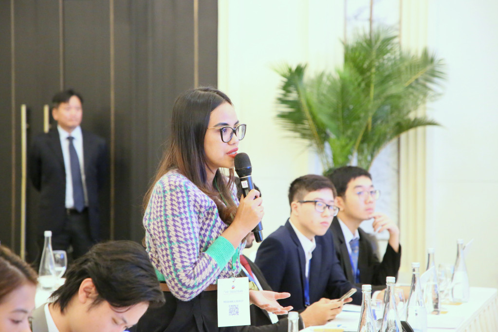 Các đại biểu trực tiếp đặt câu hỏi cho các chuyên gia, làm rõ thêm một số nội dung xung quanh các vấn đề về Biển Đông. Các đại biểu trực tiếp đặt câu hỏi cho các chuyên gia, làm rõ thêm một số nội dung xung quanh các vấn đề về Biển Đông.