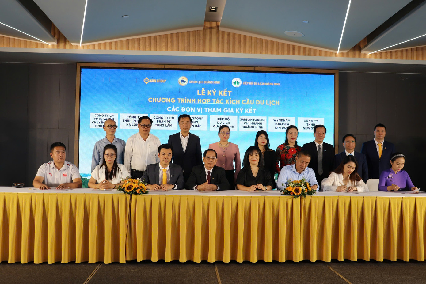 Lễ ký kết chương trình Hợp tác kích cầu du lịch tỉnh Quảng Ninh 2024 giữa Hiệp hội du lịch tỉnh và đại diện các doanh nghiệp kinh doanh dịch vụ du lịch trên toàn tỉnh.