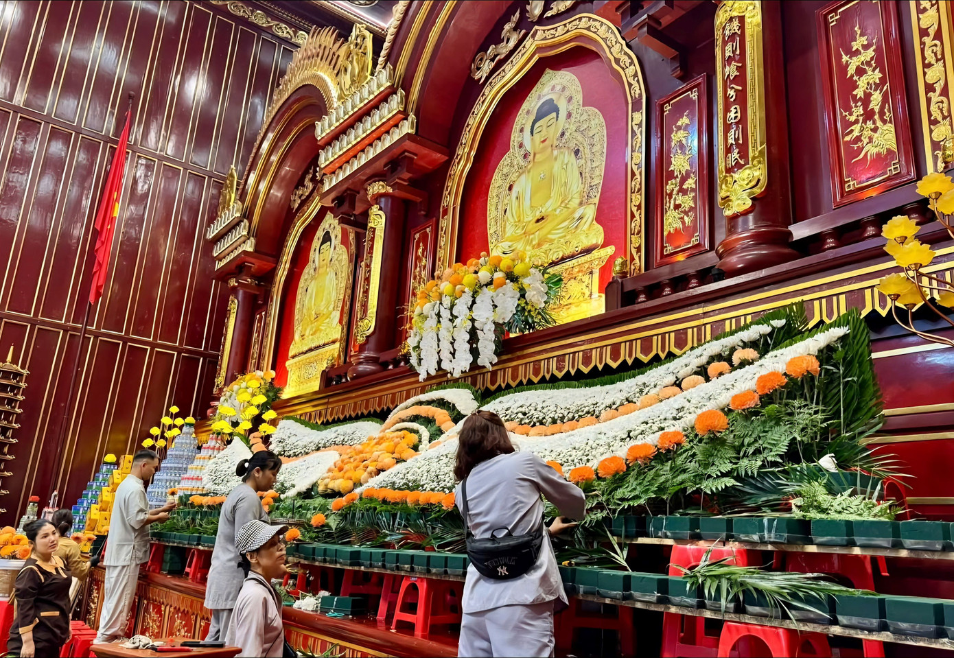 Bên trong Cung Trúc Lâm, mọi công tác chuẩn bị đang được thực hiện. Các đài hoa đều được kết bằng hoa tươi.