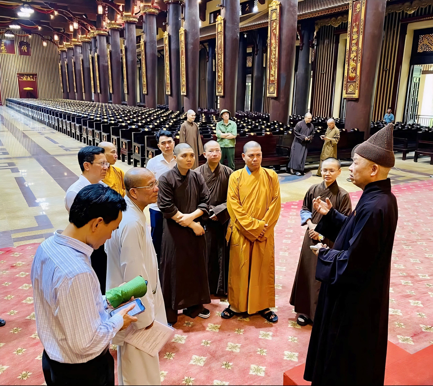 Ban tổ chức bàn công tác đón rước và vị trí đặt xá lợi Phật tại Cung Trúc Lâm Yên Tử.