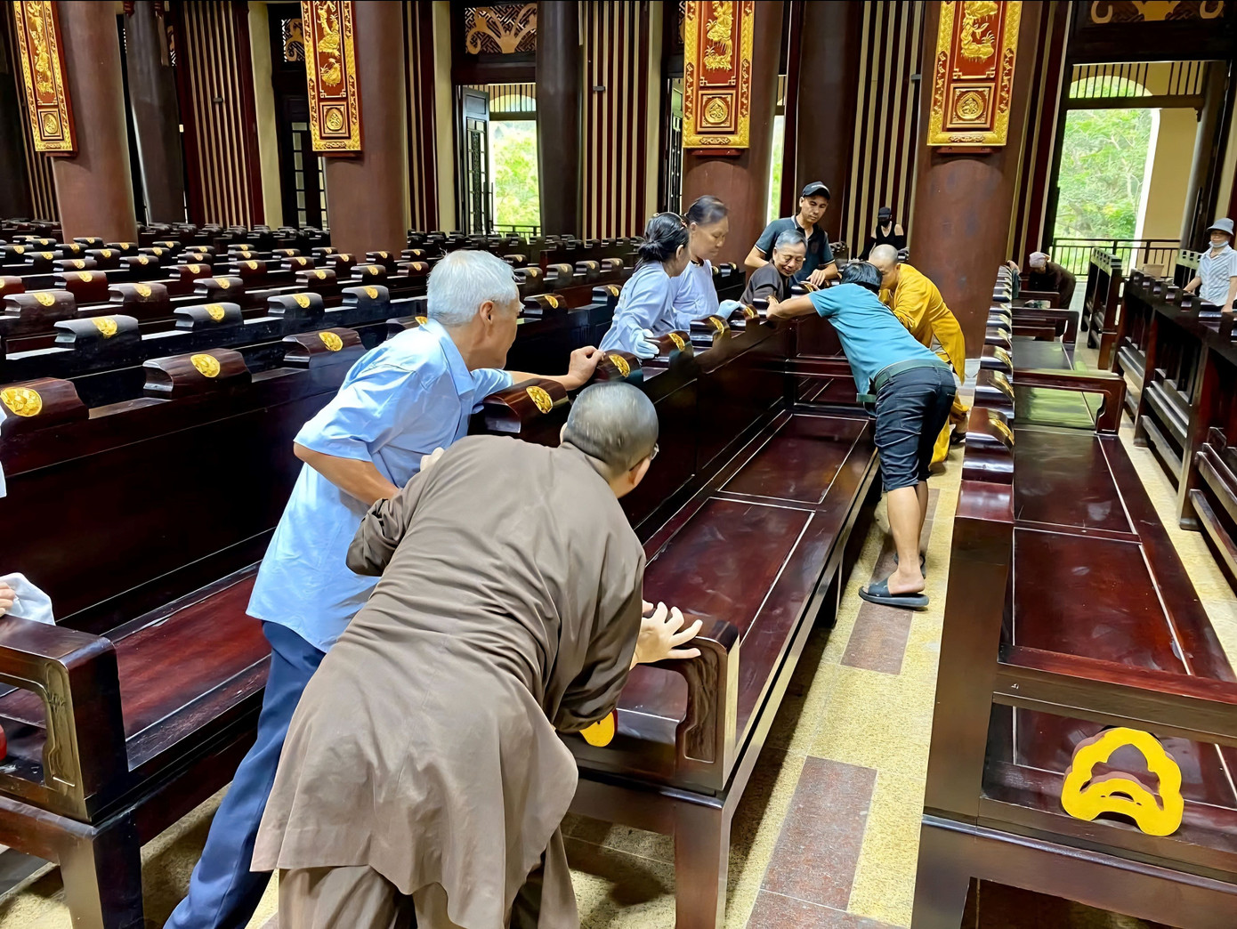 Mọi việc sắp xếp, trang trí đang được gấp rút hoàn thành.