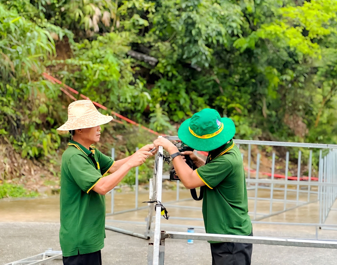 Từ ngoài lối vào Cung Trúc Lâm, các hàng rào phân làn, điều tiết lượng người vào ra đã được dựng lên.
