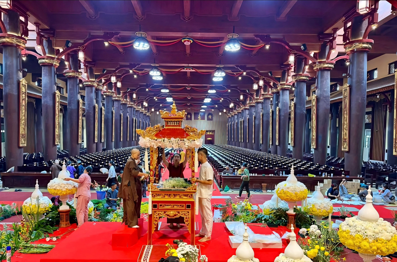 Bên trong Cung Trúc Lâm, mọi công tác chuẩn bị đang được thực hiện. Các đài hoa đều được kết bằng hoa tươi.