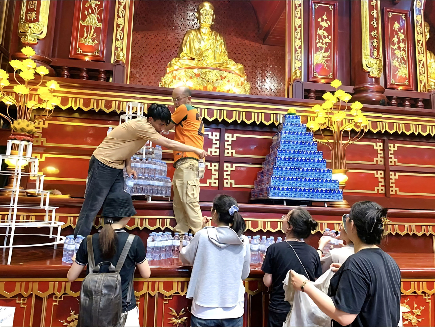 Mọi việc sắp xếp, trang trí đang được gấp rút hoàn thành.