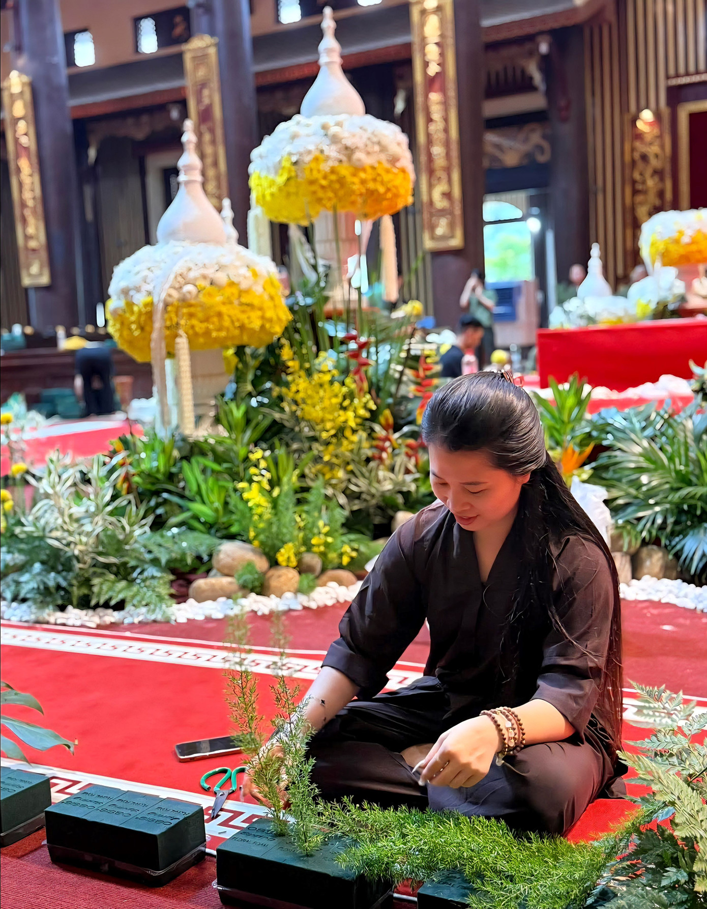 Nhiều phật tử đã đến trước nhiều ngày để chung tay cho công tác chuẩn bị cung rước xá lợi Phật.