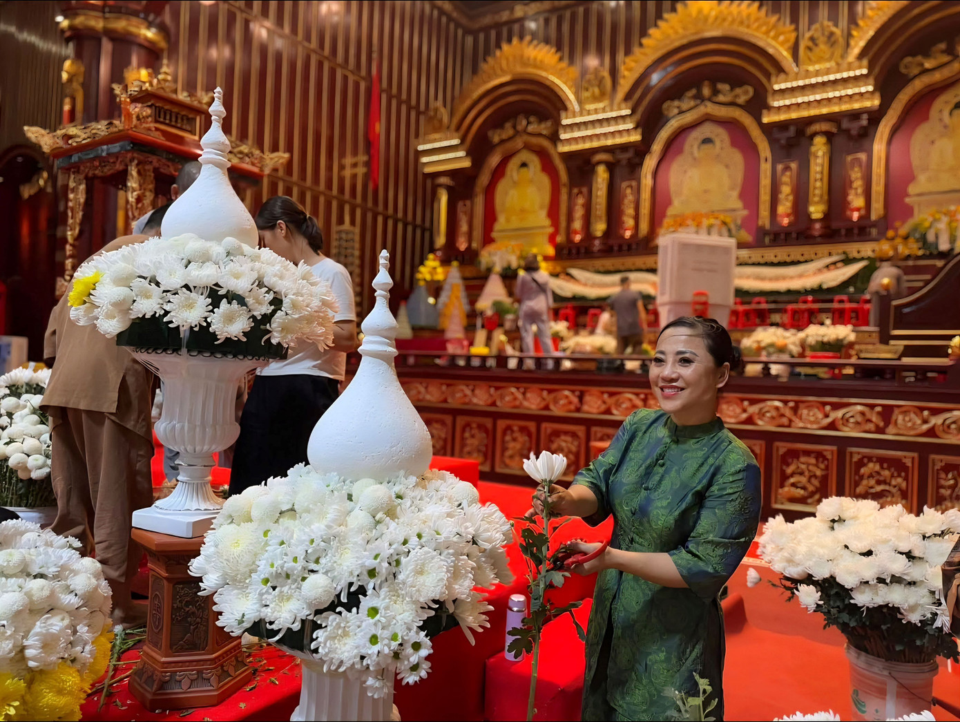 Bên trong Cung Trúc Lâm, mọi công tác chuẩn bị đang được thực hiện. Các đài hoa đều được kết bằng hoa tươi.