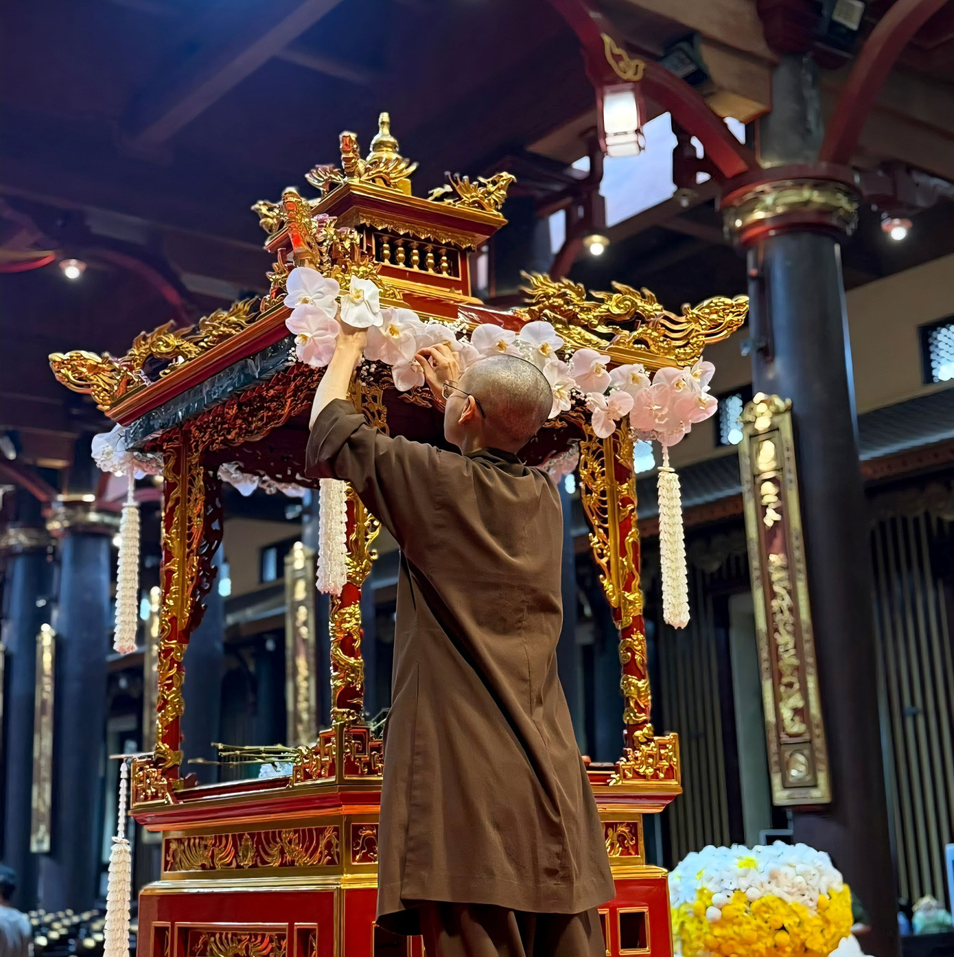 Bảo tháp được trang trí công phu bằng các loại hoa tươi để tôn trí Xá lợi Phật.