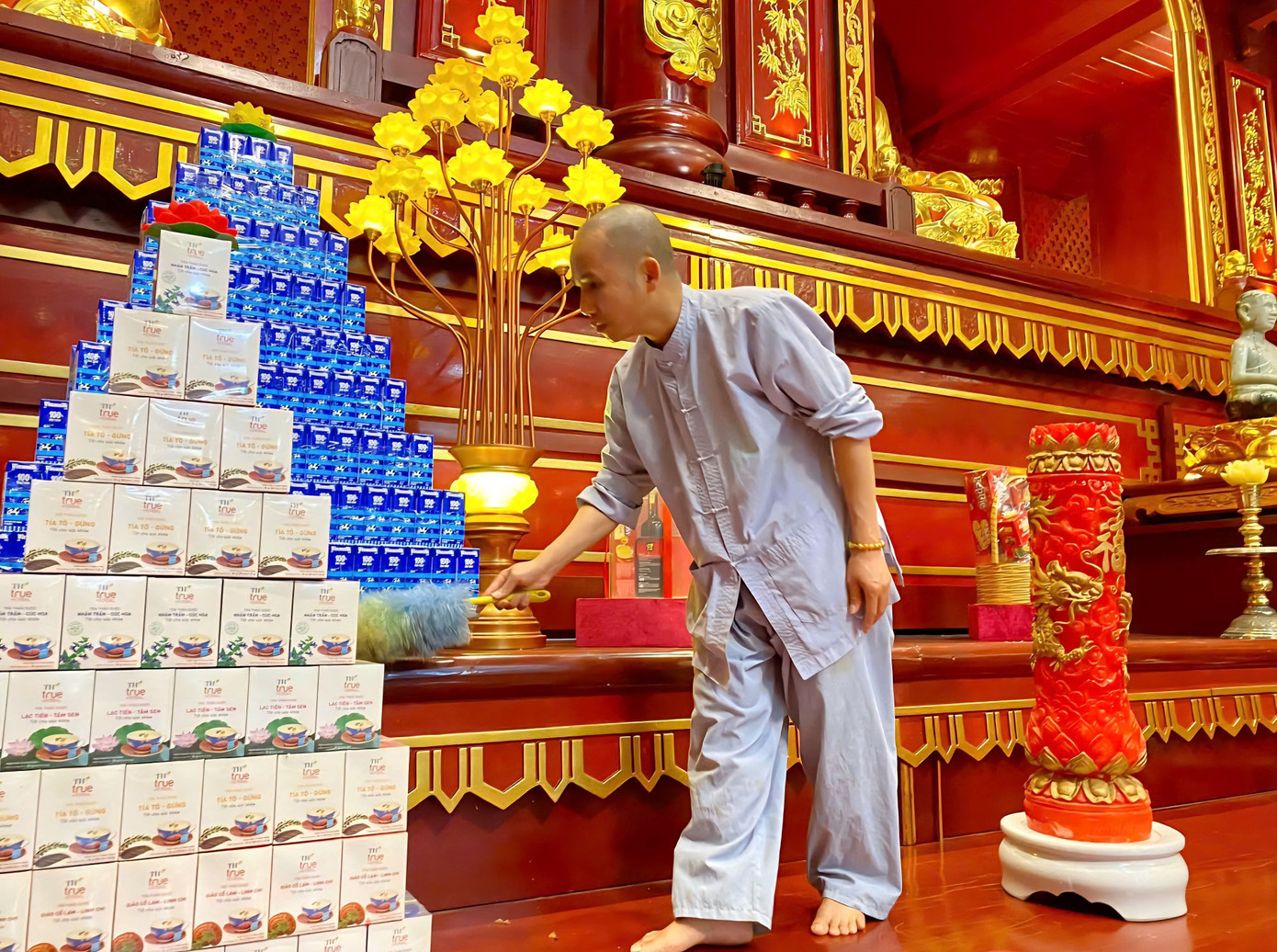 Bên trong Cung Trúc Lâm, mọi công tác chuẩn bị đang được thực hiện. Các đài hoa đều được kết bằng hoa tươi.