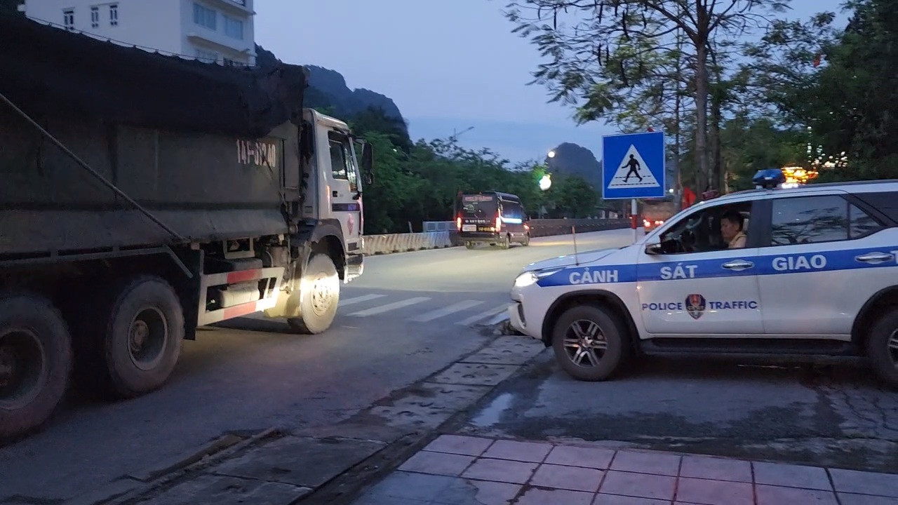 3 xe bị kiểm tra tải trọng không trùng BKS với 2 xe bị Đội CSGT Số 2 tạm giữ trước đó.