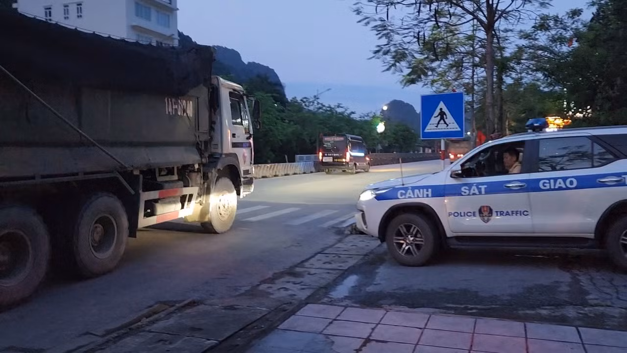 3 xe bị kiểm tra tải trọng không trùng BKS với 2 xe bị Đội CSGT Số 2 tạm giữ trước đó. 3 xe bị kiểm tra tải trọng không trùng BKS với 2 xe bị Đội CSGT Số 2 tạm giữ trước đó.