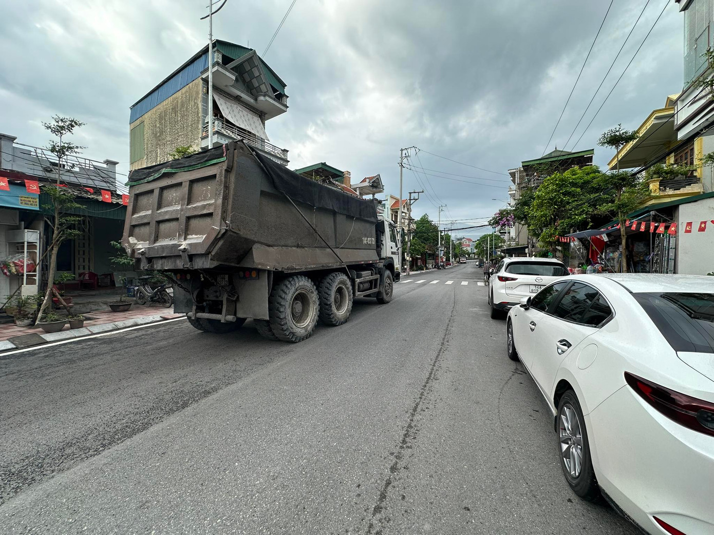 Đoàn xe hổ vồ có dấu hiệu quá tải ngang nhiên hoạt động gần 1 tháng nay.