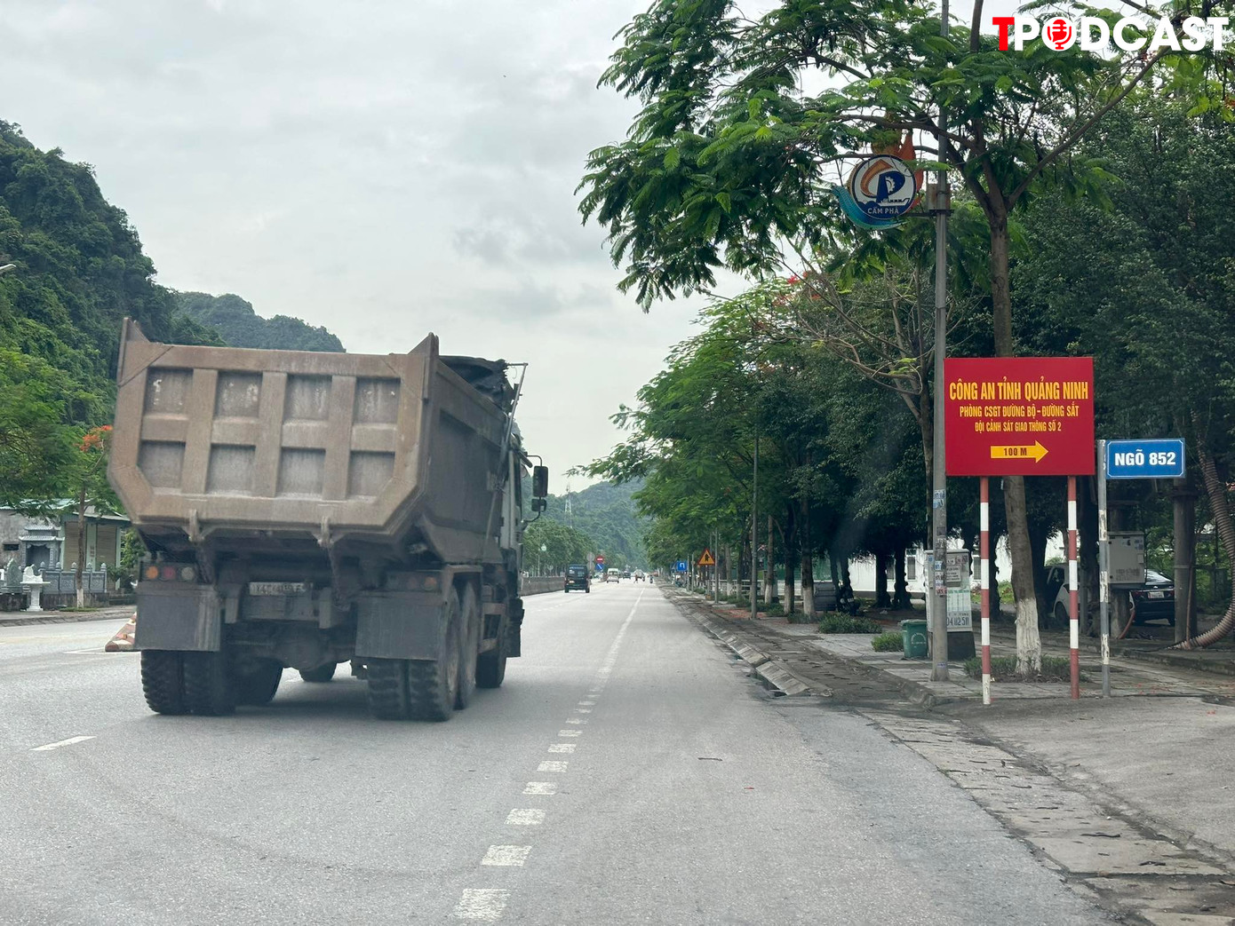 Mỗi ngày có hàng trăm chuyến xe hổ vồ đi qua trạm kiểm soát của đội CSGT Số 2.