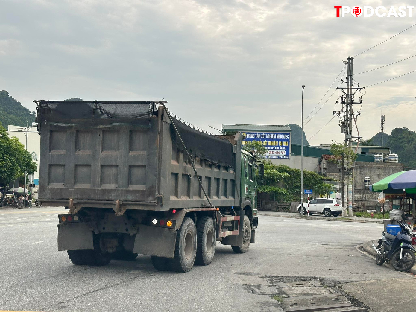 Trong đoàn hổ vồ có nhiều xe không lắp biển phía sau, BKS in trên thùng cũng bị bạt che kín.