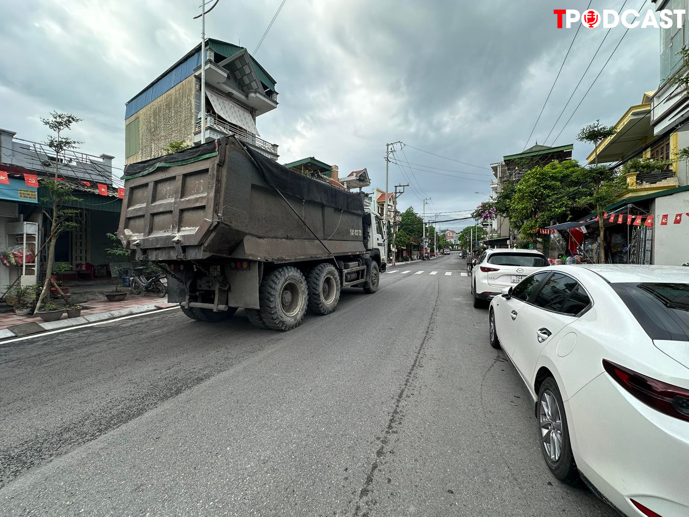 UBND tỉnh Quảng Ninh cần vào cuộc trước việc phớt lờ khó hiểu của các lực lượng chức năng đối với đoàn xe vận tải trái phép này.