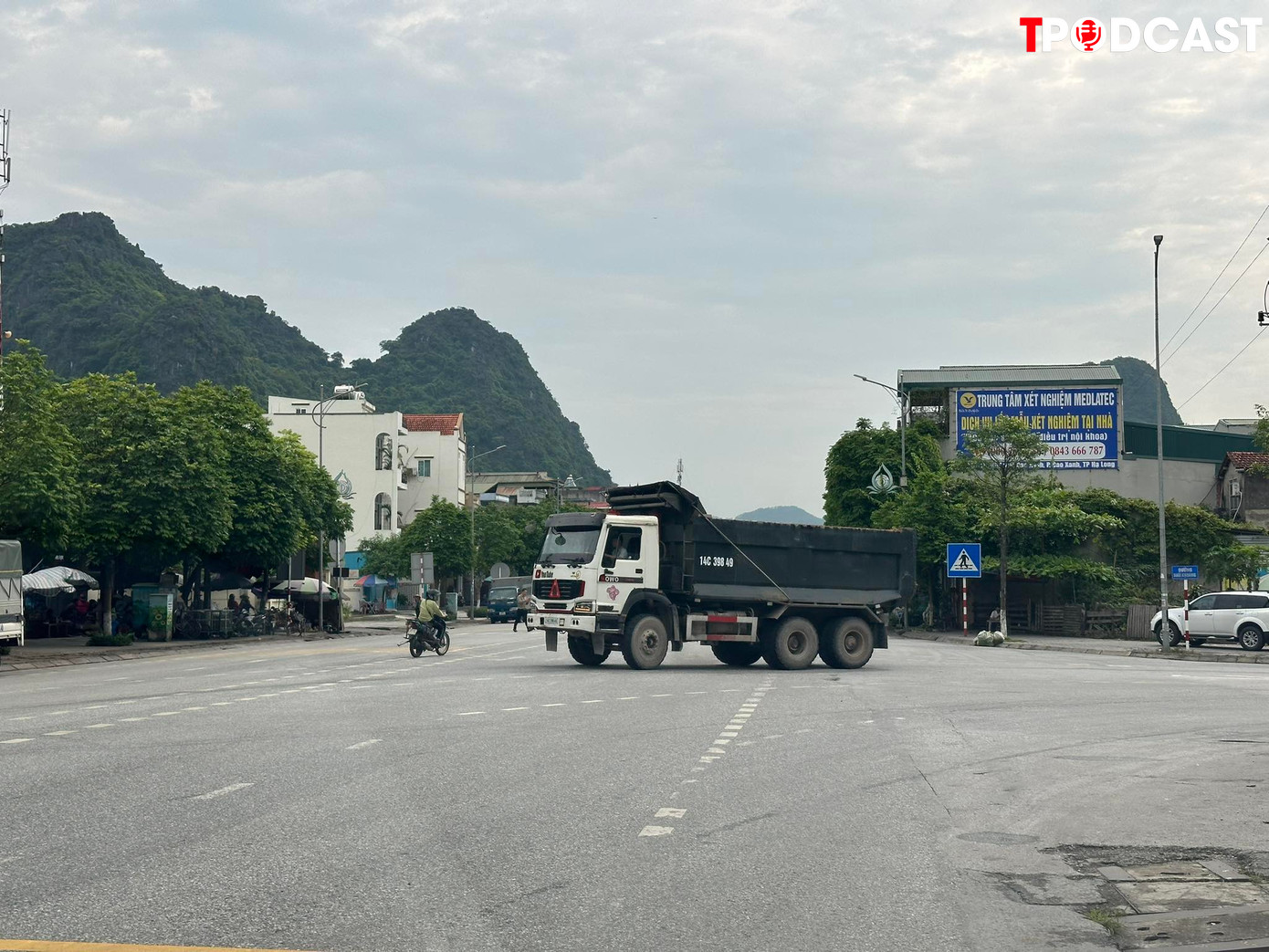 Đã qua gần 20 ngày phản ánh nhưng đoàn xe này vẫn nối đuôi nhau đi qua nhiều cung đường.