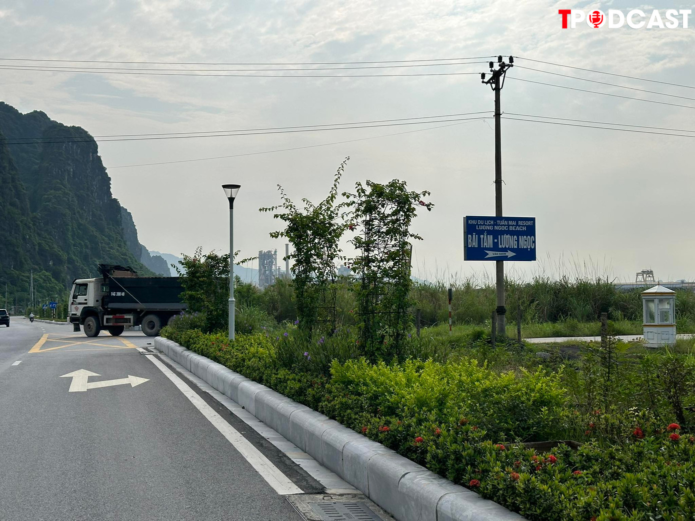 Sau khi "rót hàng" xuống cảng, đoàn xe vẫn vô tư di chuyển trên cung đường bao biển nghìn tỷ của Quảng Ninh.