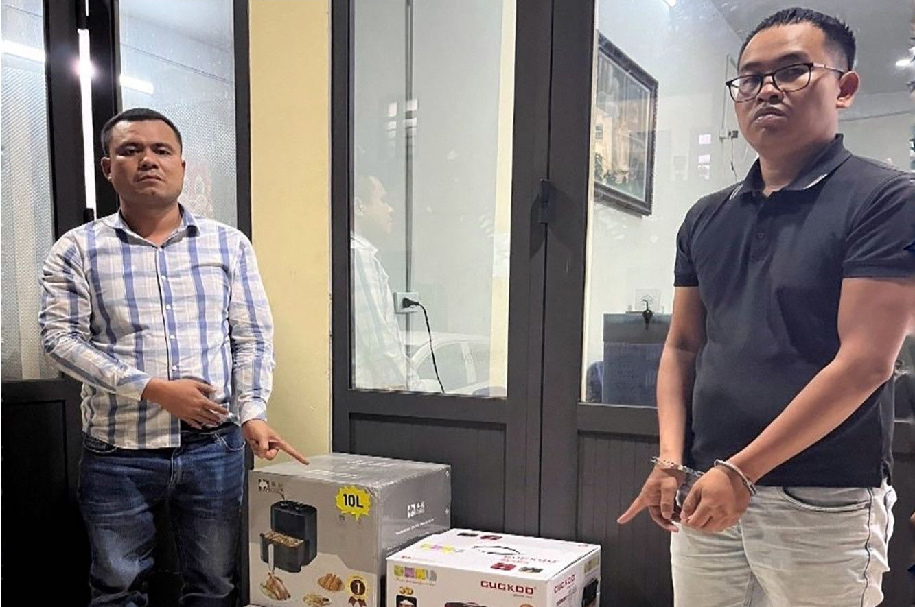 Đối tượng Tân và Hùng tại cơ quan Công an. Ảnh Công an cung cấp. Đối tượng Tân và Hùng tại cơ quan Công an. Ảnh Công an cung cấp.