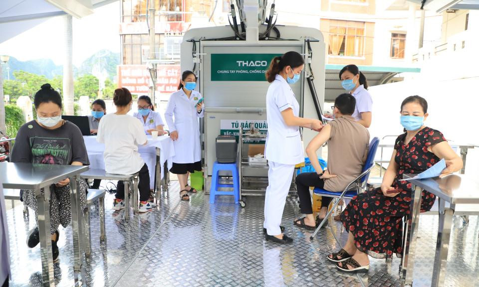 Quảng Ninh dùng xe lưu động để tiêm vắc-xin cho người dân. Quảng Ninh dùng xe lưu động để tiêm vắc-xin cho người dân.