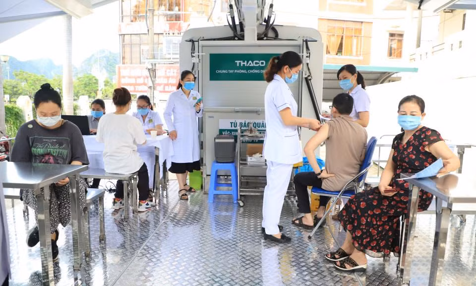 Quảng Ninh dùng xe lưu động để tiêm vắc-xin cho người dân. Quảng Ninh dùng xe lưu động để tiêm vắc-xin cho người dân.