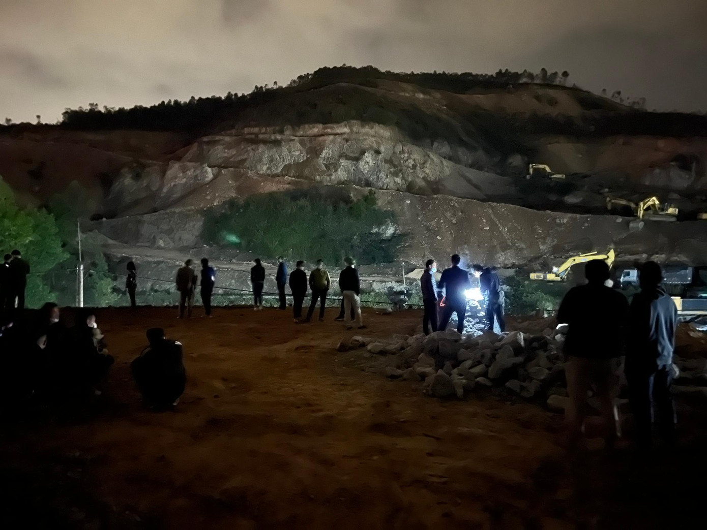 Bức tượng được đặt trên khu đồi nằm trong hành lang đường cao tốc Hạ Long - Vân Đồn. Bức tượng được đặt trên khu đồi nằm trong hành lang đường cao tốc Hạ Long - Vân Đồn.