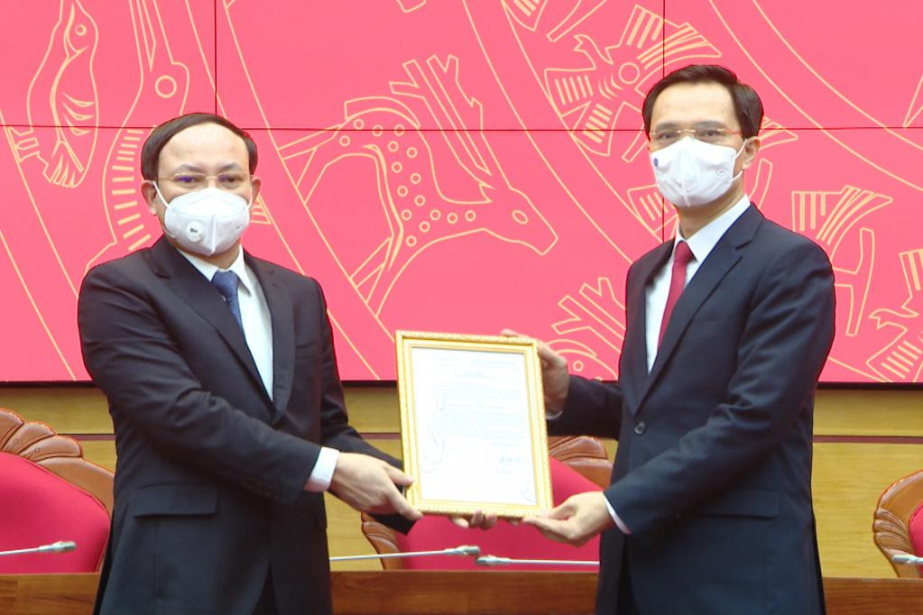 Ôngí Nguyễn Xuân Ký, Bí thư Tỉnh ủy trao quyết định cho ông Nguyễn Mạnh Cường. Ôngí Nguyễn Xuân Ký, Bí thư Tỉnh ủy trao quyết định cho ông Nguyễn Mạnh Cường.