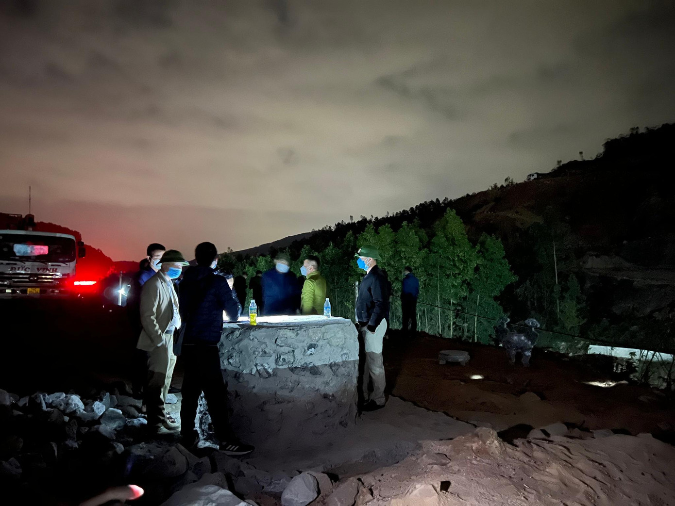 Lực lượng chức năng lập biên bản vụ việc ngay chân đế đặt bức tượng. Lực lượng chức năng lập biên bản vụ việc ngay chân đế đặt bức tượng.