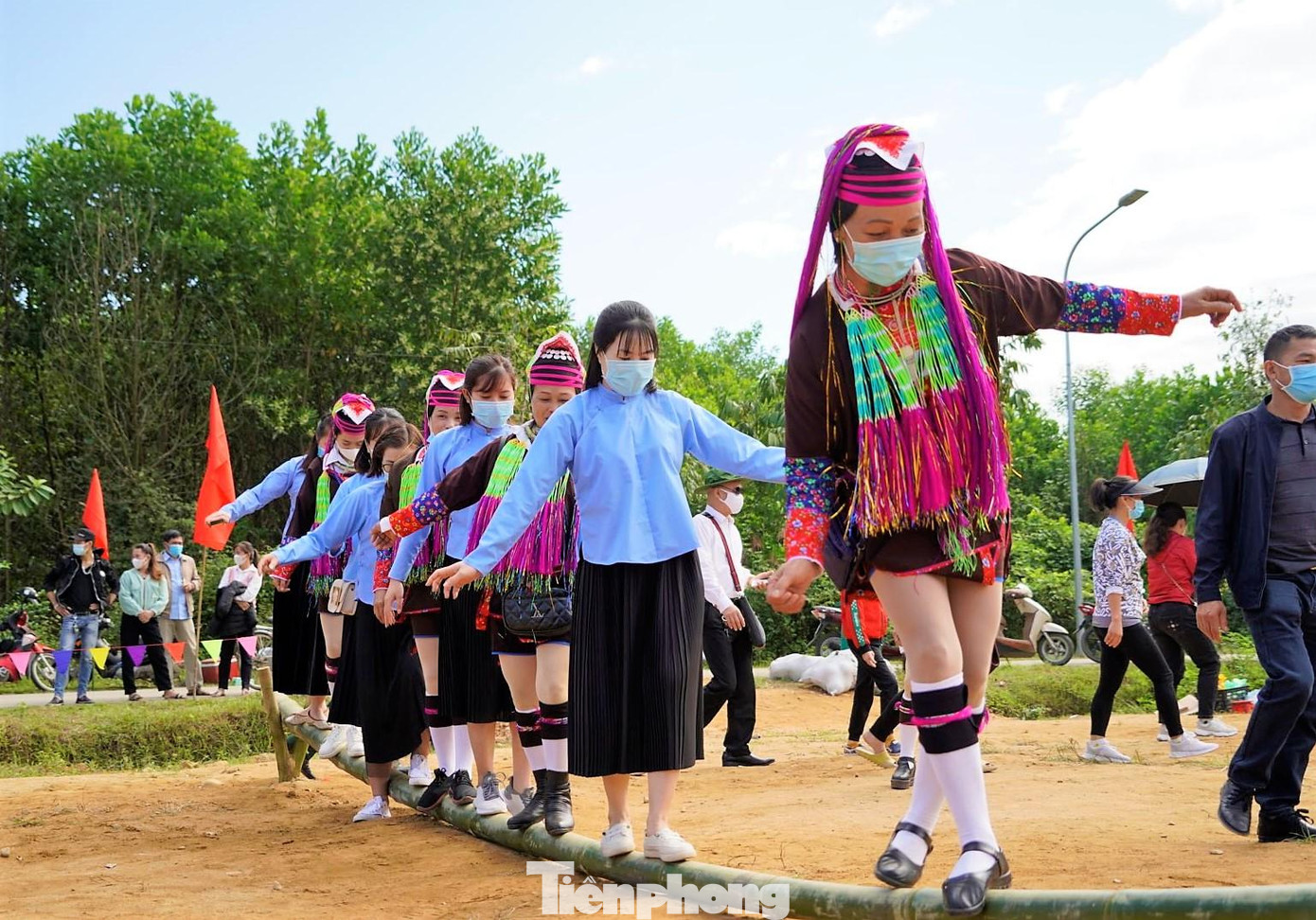Quảng Ninh dành thêm 4.000 tỷ để phát triển đồng bào dân tộc thiểu số. Quảng Ninh dành thêm 4.000 tỷ để phát triển đồng bào dân tộc thiểu số.