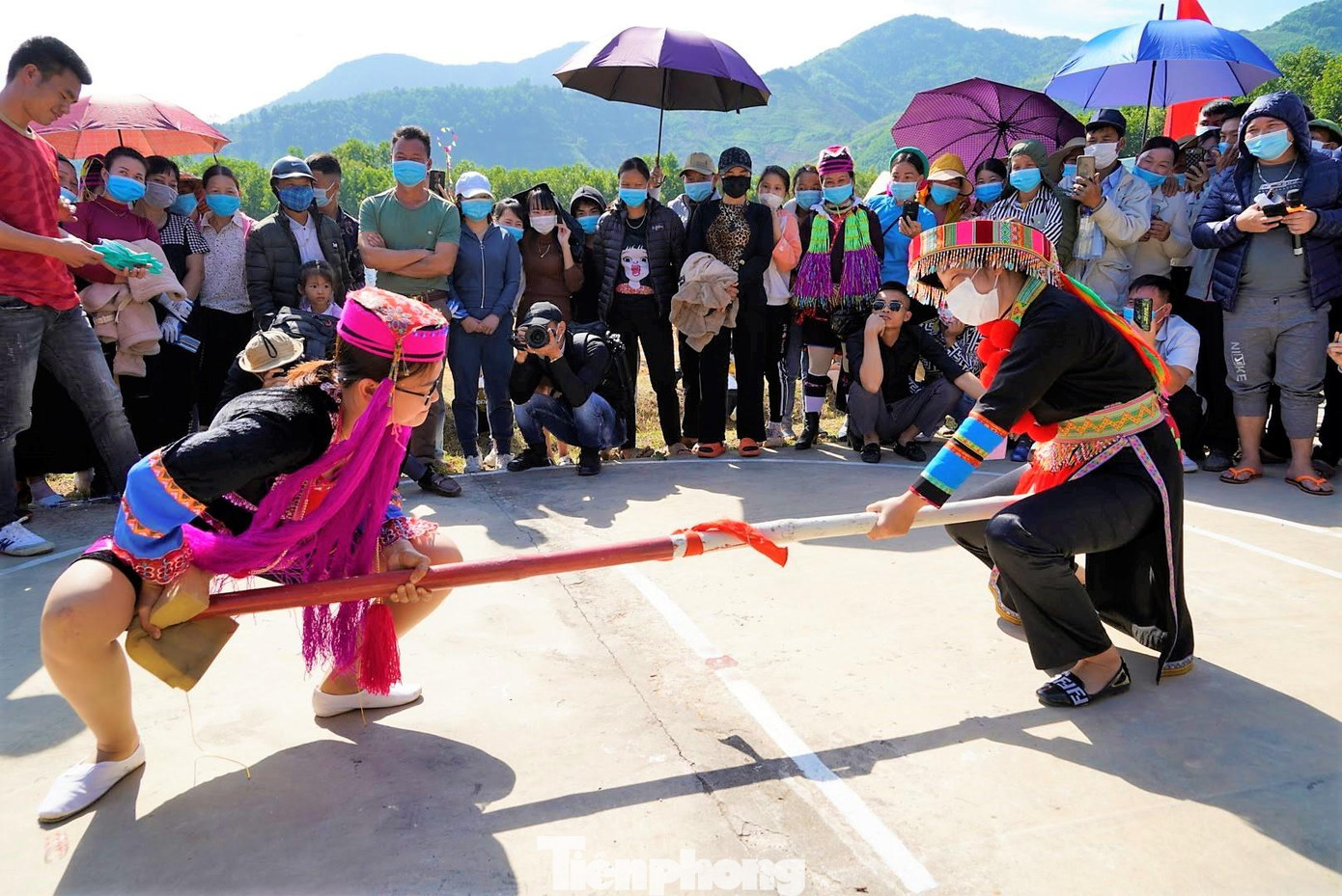 Quảng Ninh đang cố gắng thu hẹp khoảng cách chênh lệch và tỷ lệ hộ nghèo khu vực có đồng bào thiểu số so với các vùng miền khác Quảng Ninh đang cố gắng thu hẹp khoảng cách chênh lệch và tỷ lệ hộ nghèo khu vực có đồng bào thiểu số so với các vùng miền khác