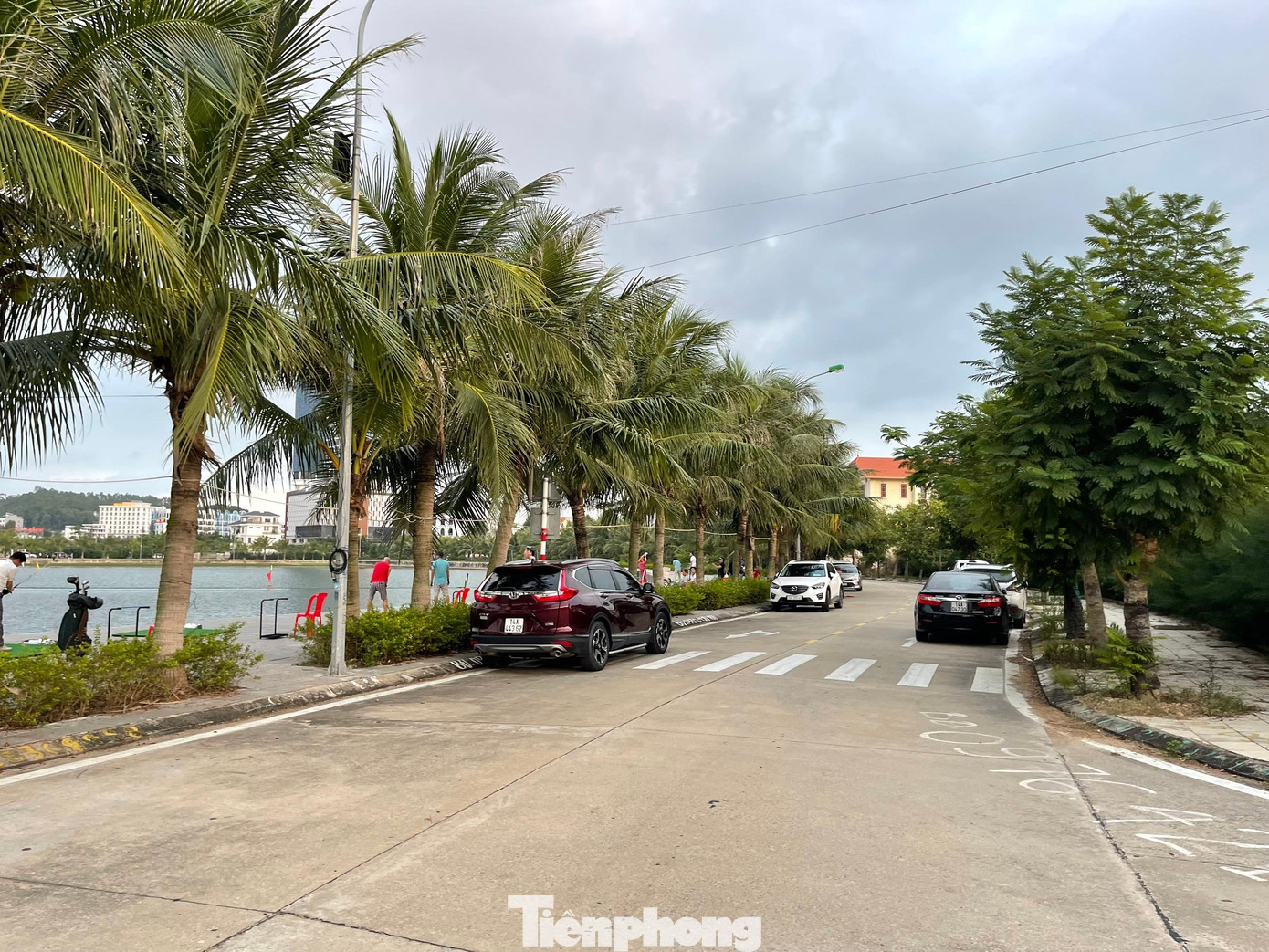 Đường giao thông khu vực quanh hồ luôn đông kín xe ô tô dừng đỗ của những người tập golf khiến những người dân sống trong khu vực di chuyển khó khăn