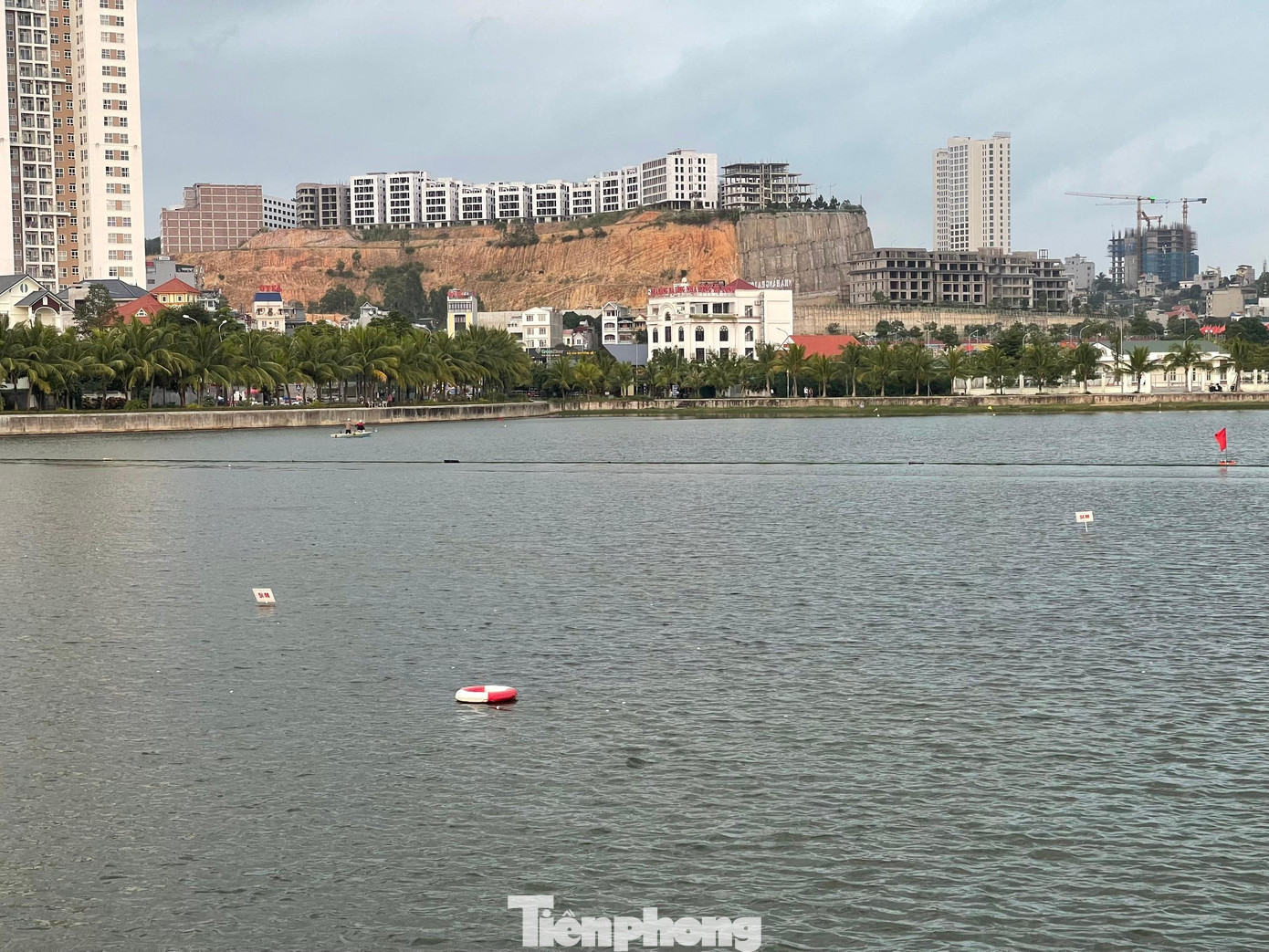 Mặt hồ điều hòa Cái Dăm được trưng dụng để đặt các phao mục tiêu tiện cho người chơi tập luyện.