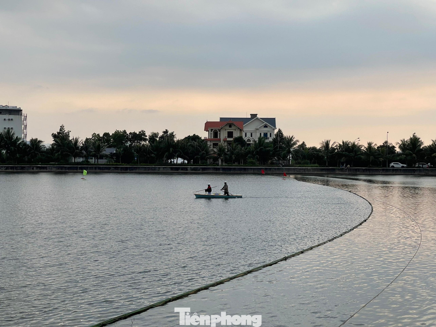 Bên dưới hồ luôn có người túc trực chèo thuyền để nhặt bóng do những người chơi đánh xuống.