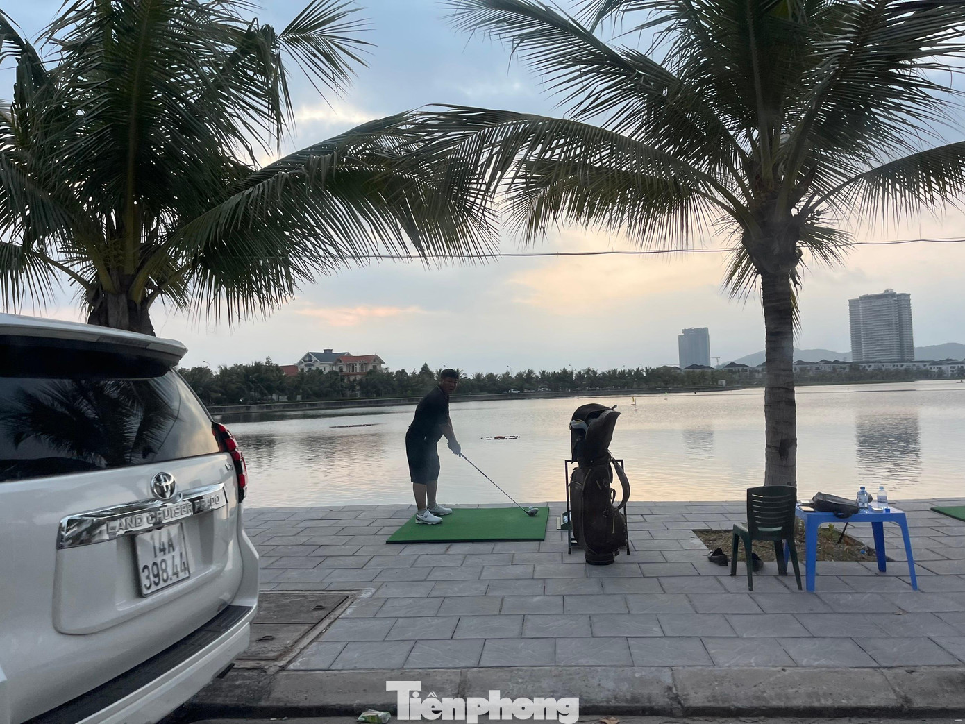 Theo tìm hiểu của phóng viên, khu vực hồ điều hòa Cái Dăm hiện có 2 vị trí được cho thuê làm sân tập golf.