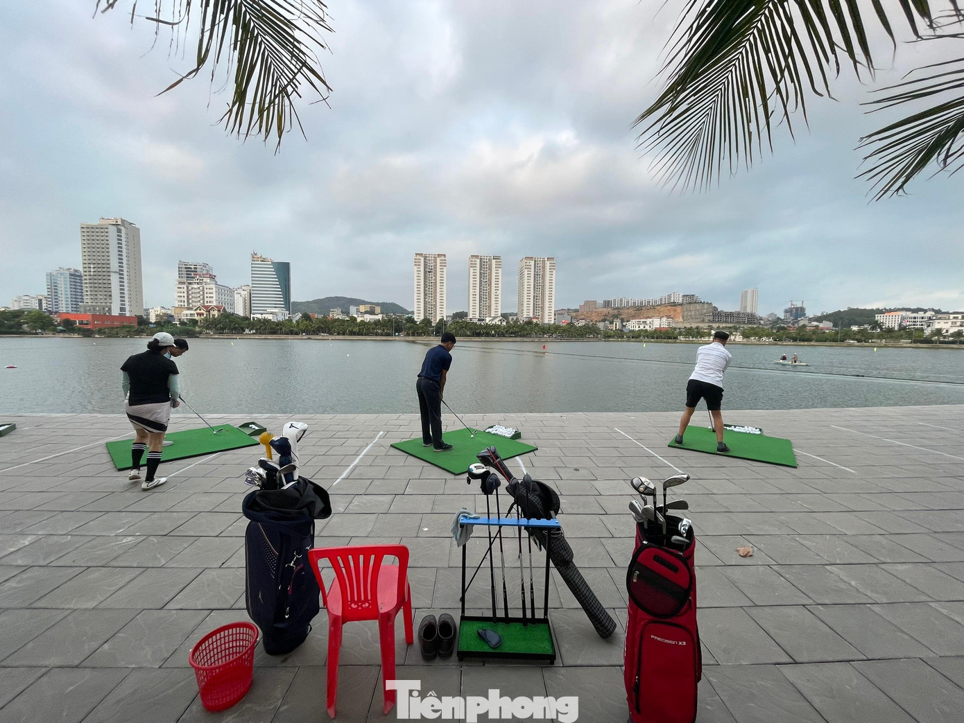 Mỗi quả bóng golf được đánh xuống hồ người chơi phải trả 1 nghìn đồng cho đơn vị tổ chức.