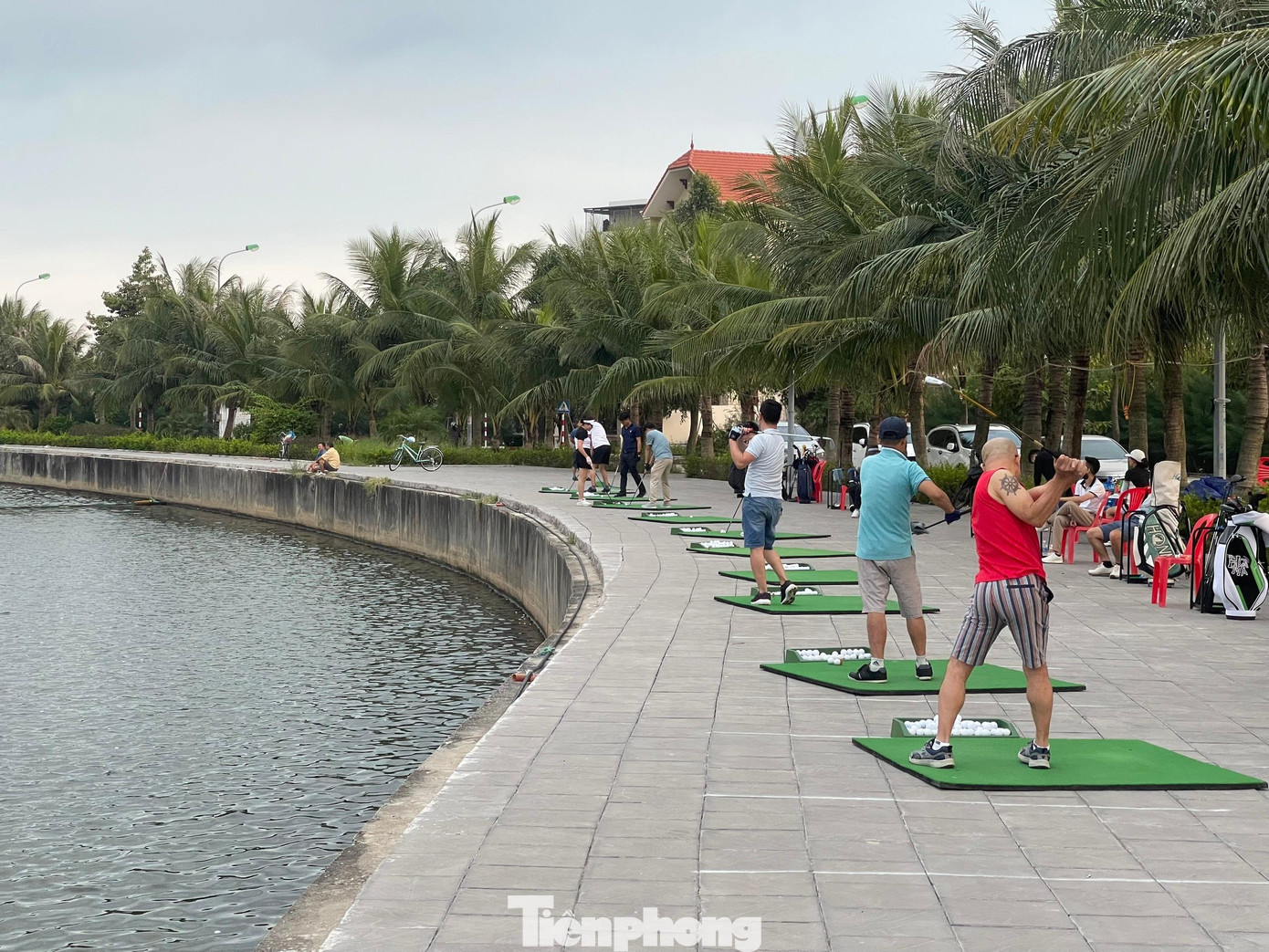 Vỉa hè và mặt hồ Cái Dăm bị chiếm dụng làm sân tập golf trái phép.