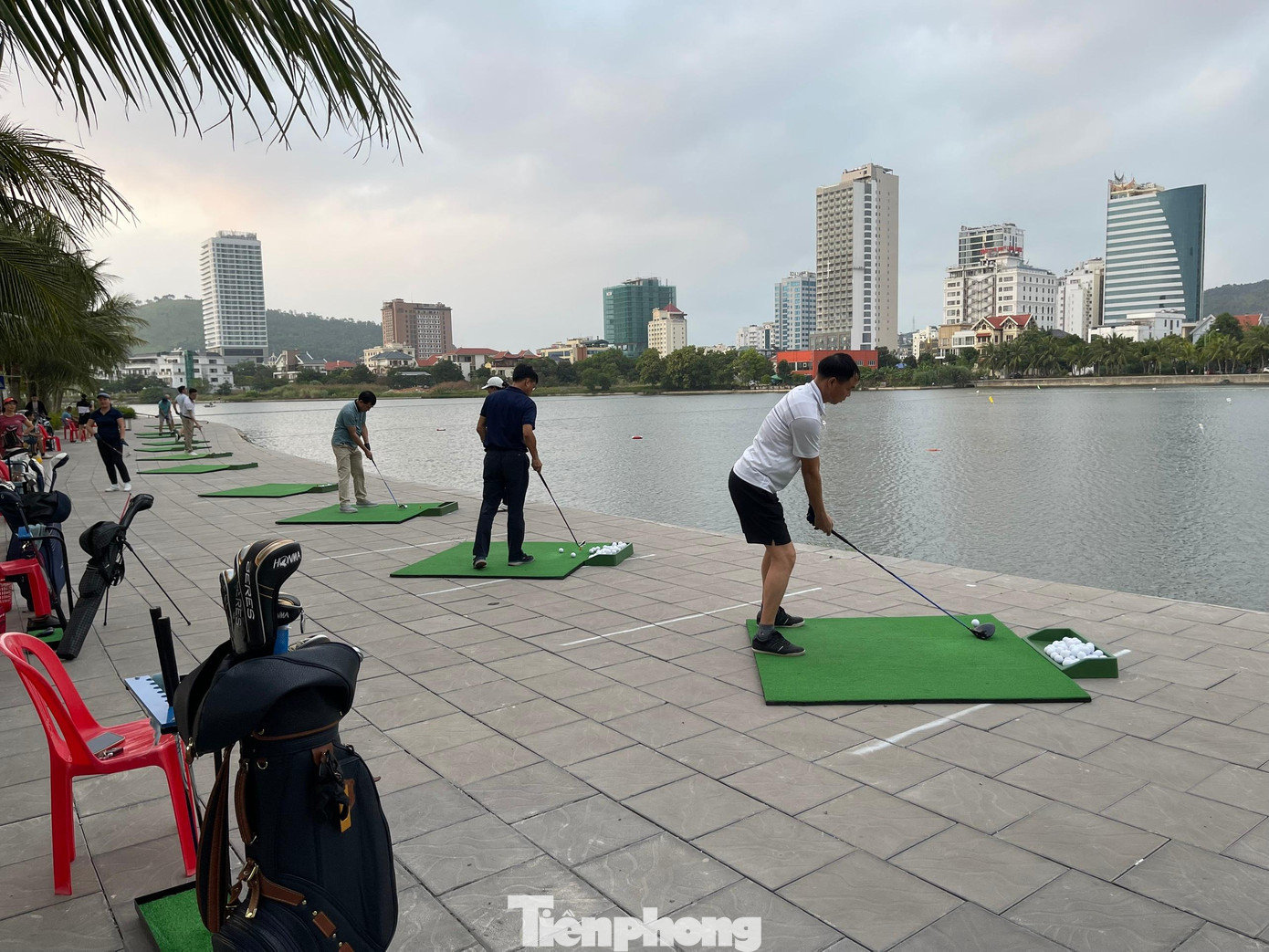 Không kể sáng tối, hàng chục người tập trung tại khu vực này để đánh bóng golf xuống hồ điều hòa