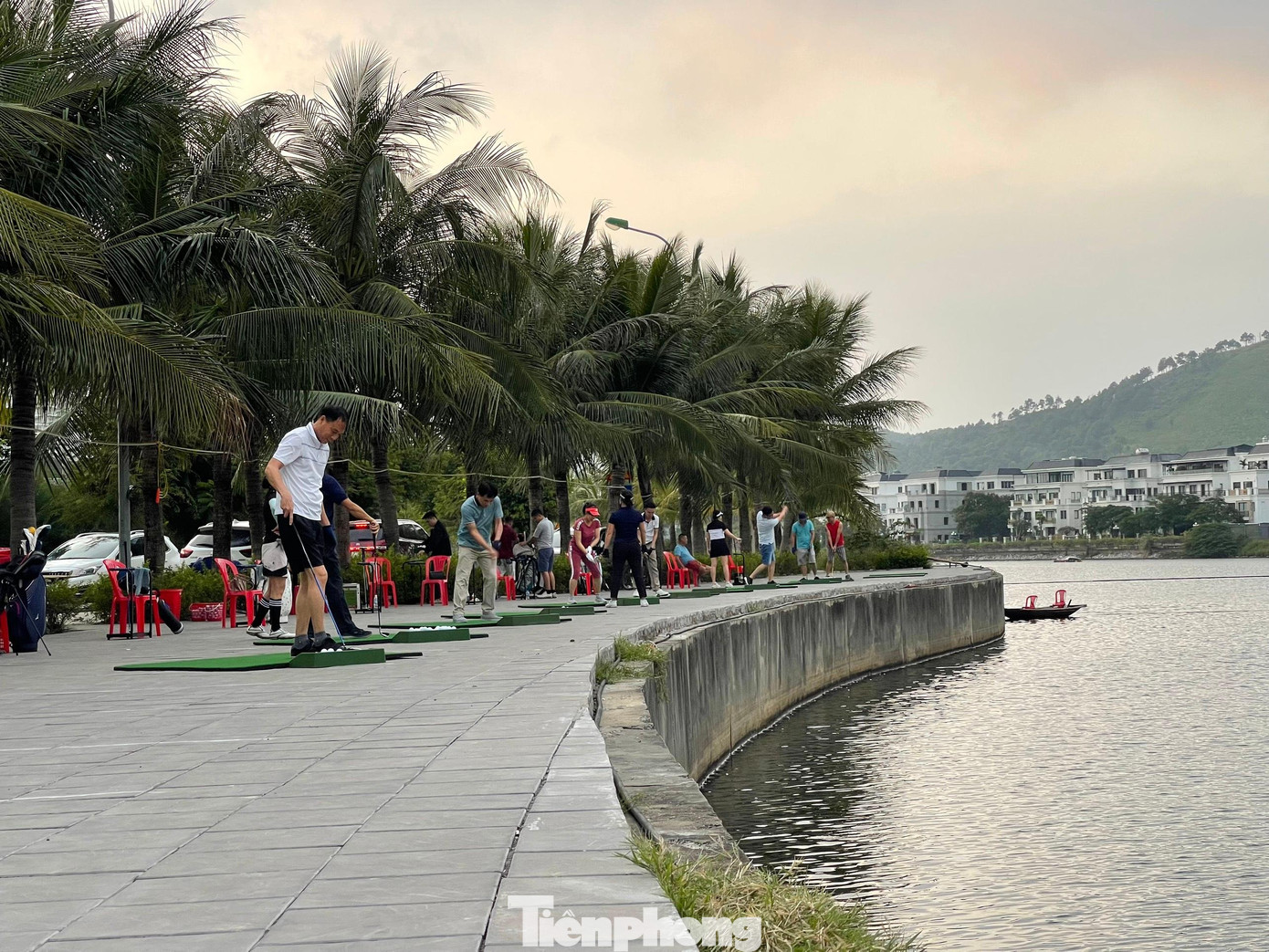 Mỗi quả bóng được đánh xuống hồ, người chơi phải trả cho đơn vị tổ chức 1 nghìn đồng.