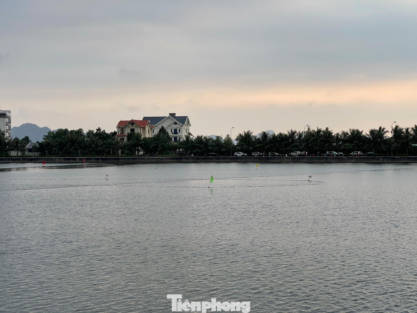 "Đã chơi thể thao thì phải bài bản, nhất là những người chơi golf đều là những người thành đạt, có địa vị xã hội. Việc lấn chiếm vỉa hè, mặt hồ làm sân tập golf là không nên. Quảng Ninh thiếu gì sân golf đẳng cấp đâu, nếu không đủ tiền thuê sân thì lựa chọn đánh cầu lông hoặc đi bộ cũng là rèn luyện sức khỏe", ông P.V.T, một cán bộ hưu trí sống trong khu vực nói.