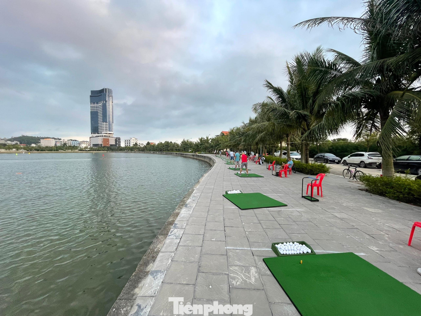 Trao đổi vấn đề này với đại diện UBND TP. Hạ Long, vị lãnh đạo cho biết đã nắm được thông tin về sân tập golf này. Thành phố đã yêu cầu phòng văn hóa phối hợp với phường để chấn chỉnh tình trạng trưng dụng vỉa hè, mặt nước trái phép để làm sân tập golf.