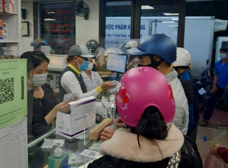 Người dân nháo nhào đi mua kit test nhanh COVID-19 khi chính quyền thông báo phát hiện nhiều ca F0 là học sinh. Người dân nháo nhào đi mua kit test nhanh COVID-19 khi chính quyền thông báo phát hiện nhiều ca F0 là học sinh.