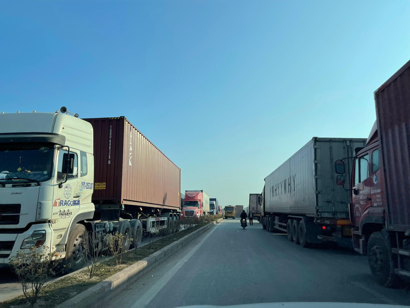 Cả hai chiều ra vào cửa khẩu Móng Cái đều kẹt cứng container. Cả hai chiều ra vào cửa khẩu Móng Cái đều kẹt cứng container.