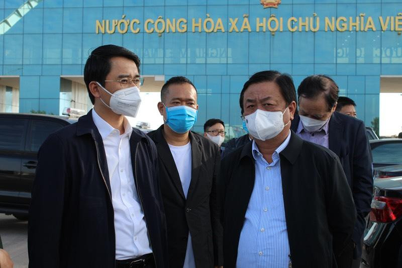 Bộ trưởng Bộ NN-PTNT Lê Minh Hoan (người bên phải) và Phó Chủ tịch UBND Tỉnh Phạm Văn Thành khảo sát tại cửa khẩu quốc tế Móng Cái để bàn biện pháp tháo gỡ tình trạng ùn tắc. Bộ trưởng Bộ NN-PTNT Lê Minh Hoan (người bên phải) và Phó Chủ tịch UBND Tỉnh Phạm Văn Thành khảo sát tại cửa khẩu quốc tế Móng Cái để bàn biện pháp tháo gỡ tình trạng ùn tắc.