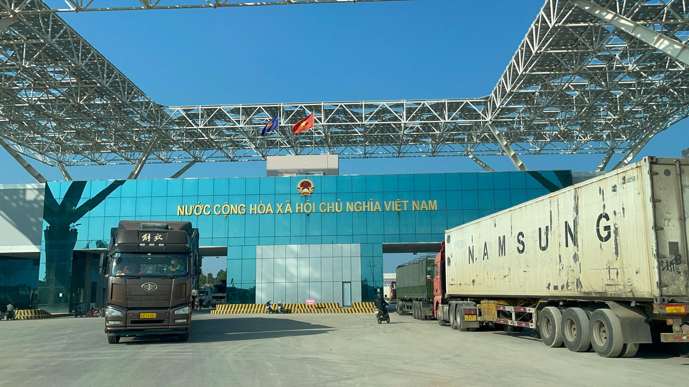 Việc thông quan hàng hóa vẫn phụ thuộc vào phía Trung Quốc, với số lượng container tồn đọng tại cửa khẩu Móng Cái đang được dự đoán sẽ tăng cao vào những ngày tới. Việc thông quan hàng hóa vẫn phụ thuộc vào phía Trung Quốc, với số lượng container tồn đọng tại cửa khẩu Móng Cái đang được dự đoán sẽ tăng cao vào những ngày tới.